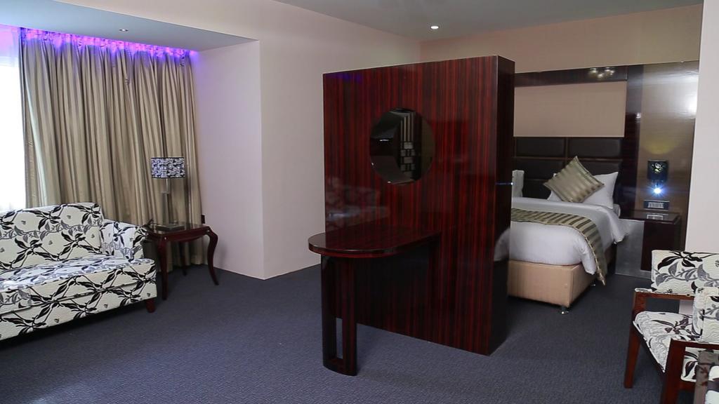 Hotel The Pgs Vedanta Kochi Zewnętrze zdjęcie