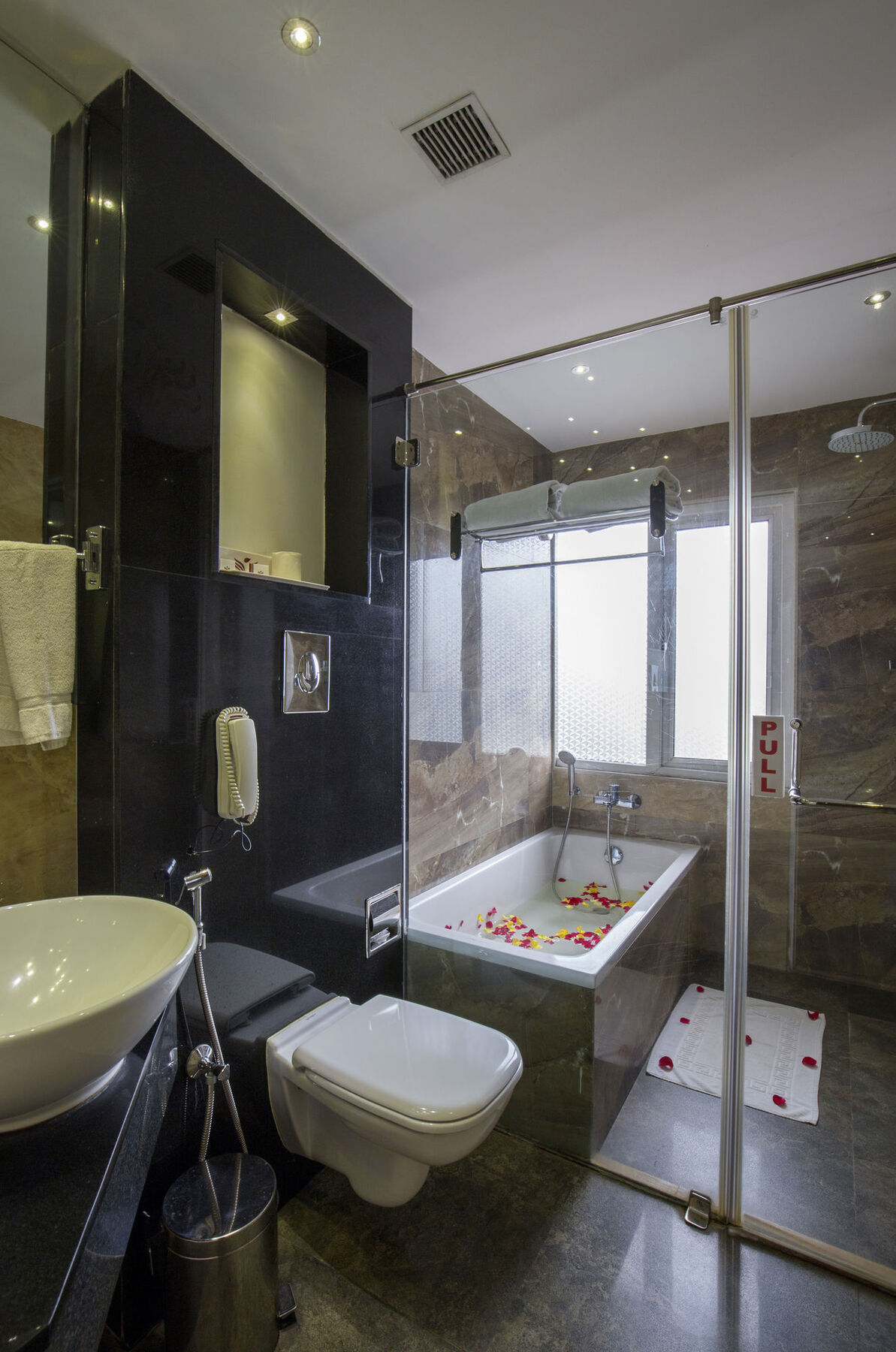 Hotel The Pgs Vedanta Kochi Zewnętrze zdjęcie